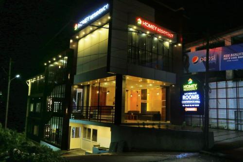 un edificio con luci sui lati di notte di Homey Residency vythiri a Padinjarathara