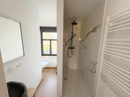 Ένα μπάνιο στο Charming holiday home with garden