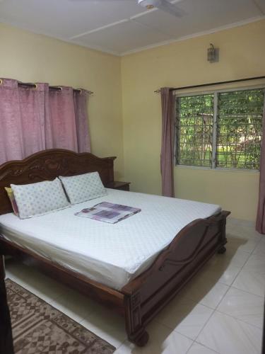 En eller flere senge i et værelse på Greenhouse Cottages