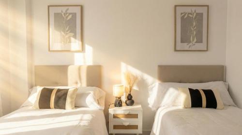 Postel nebo postele na pokoji v ubytování NEW! Luxury 3BR apartment with POOL & FREE parking