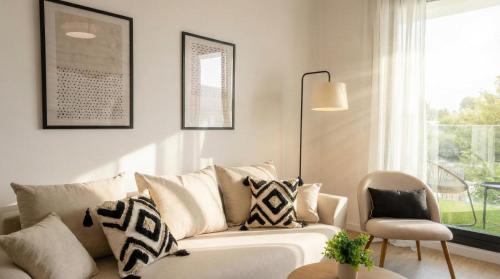 Posezení v ubytování NEW! Luxury 3BR apartment with POOL & FREE parking