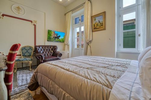 Theodoros Kolokotronis - Andromeda في نافبليو: غرفة نوم بها سرير وكرسي ونافذة