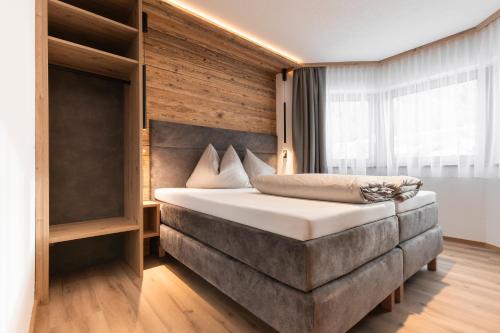 Un pat sau paturi într-o cameră la Almfried Apartments