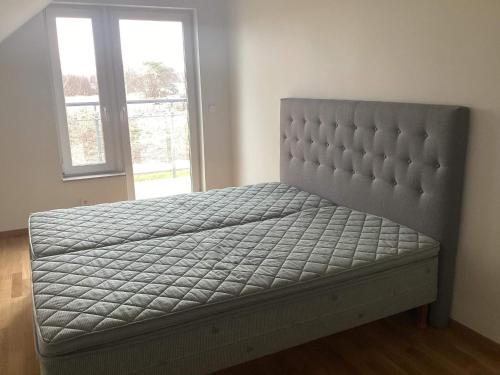 5 star holiday home in FALKENBERG في Anderstorp: سرير في غرفة ذات نافذة كبيرة