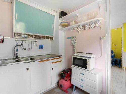 Η κουζίνα ή μικρή κουζίνα στο 6 person holiday home in Södertälje