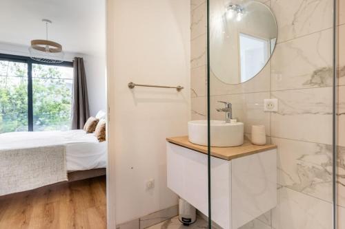 Et badeværelse på Plancherine, Villa récente avec Jacuzzi Privatif