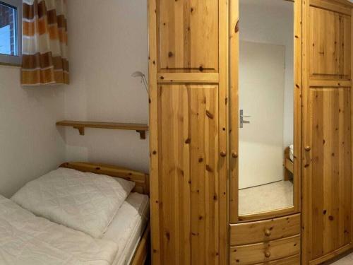 Un dormitorio con una litera y un espejo. en Bünemann Gäthke Comfortable holiday residence, en Horumersiel