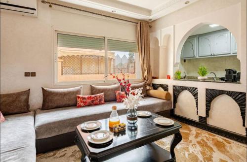 a living room with a couch and a table at Cocon Chic et Élégant Quartier Hivernage in Marrakech