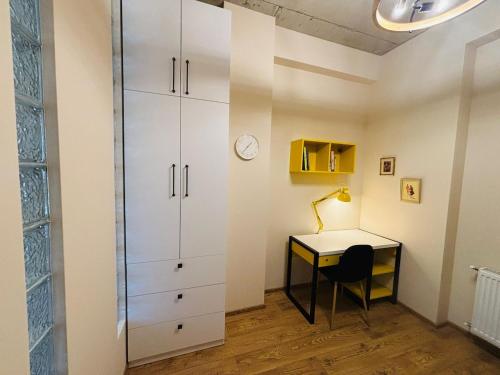 Imagen de la galería de Stylish, Brand-New 2BR Apt with Panoramic View, en Itʼkhvisi