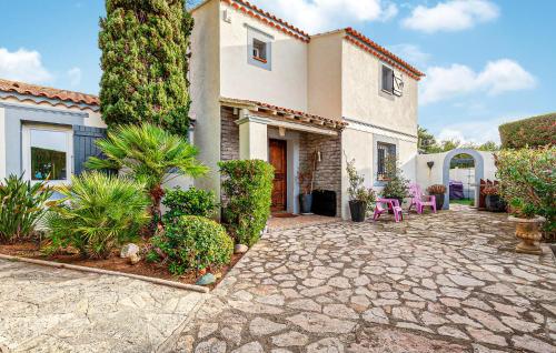 En have udenfor Awesome Home In Six-Fours-Les-Plages