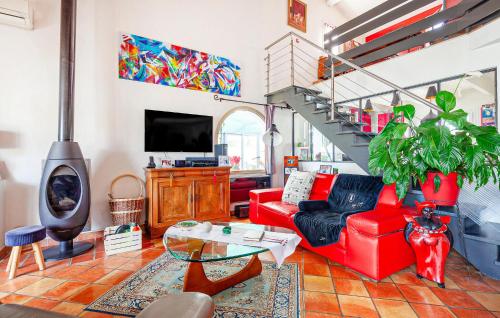 Et opholdsområde på Awesome Home In Six-Fours-Les-Plages