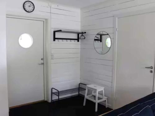 Habitación con espejo, taburete y reloj en 4 person holiday home in LUR, en Lur