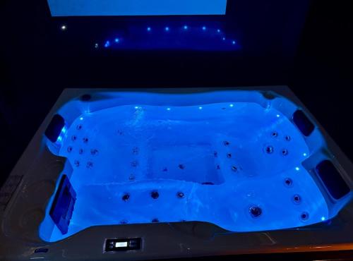 una vasca blu in una camera oscura di Beach House in Ardennes a Chaudfontaine