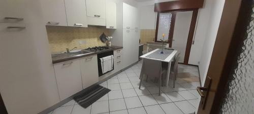 Cuisine ou kitchenette dans l'établissement Appartamenti Udine Charme 5-6 Posti Letto