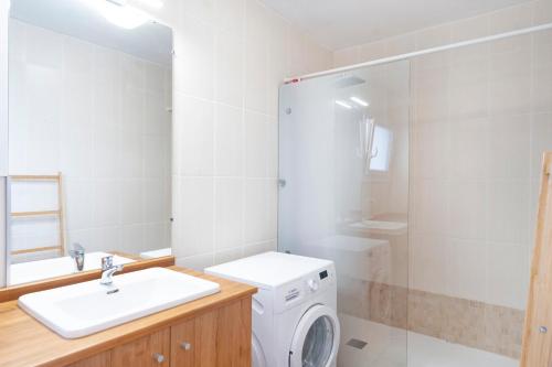a bathroom with a washing machine and a sink at Spacieux T3 cosy au cœur d’Hossegor in Soorts-Hossegor
