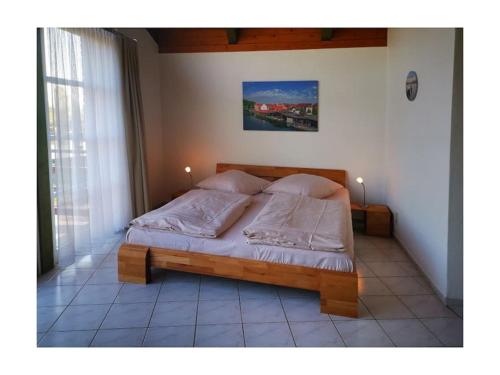 Кровать или кровати в номере in a prime location by the water in Plau am See