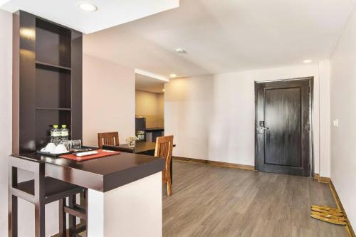 Nhà bếp/bếp nhỏ tại SAM Hotel and Apartment Danang - 150m to the beach & 200m to An Thuong area