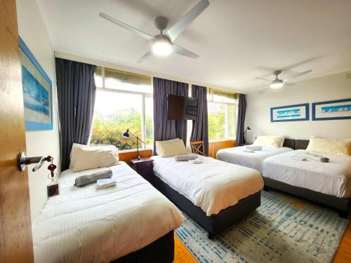 Voodi või voodid majutusasutuse Private quad guest room 5 with free parking toas