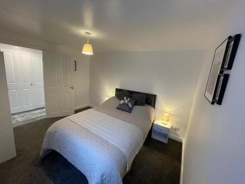 Postel nebo postele na pokoji v ubytování Newly renovated 2 bed apartment