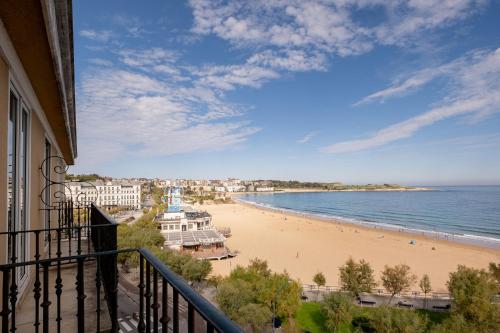 una vista della spiaggia da un balcone di Dorma Sardinero a Santander