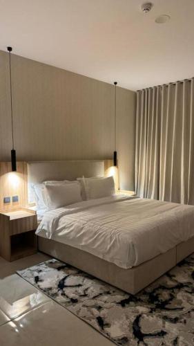 بيات للشقق المخدومة في المدينة المنورة: غرفة نوم بها سرير أبيض كبير ونافذة