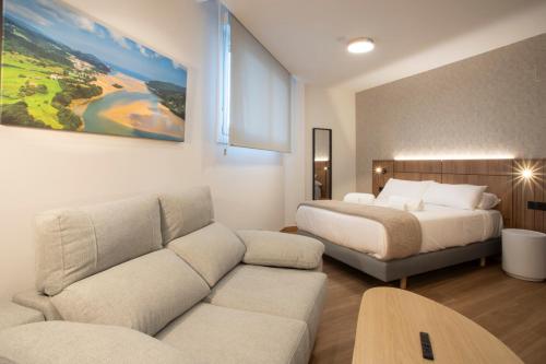 Ένα ή περισσότερα κρεβάτια σε δωμάτιο στο UHARTE SUITES by Urdaibai Experience