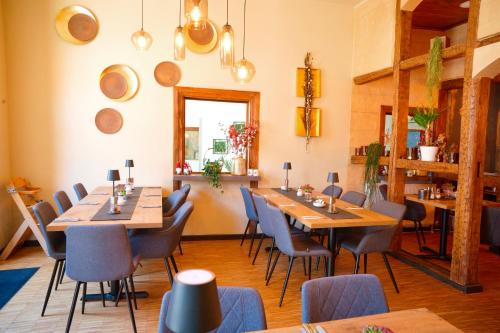 诺德林根Weinstube Sinas Brettl的配有木桌椅的餐厅