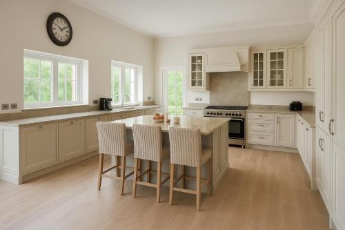 Η κουζίνα ή μικρή κουζίνα στο Luxury Ascot Retreat Private Indoor Heated Pool, Wellness Spa & Gardens