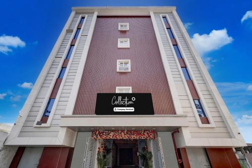 Un edificio alto y rojo con un cartel. en Collection O Digha Ghat Formerly Hotel Shahnai, en Bankipur