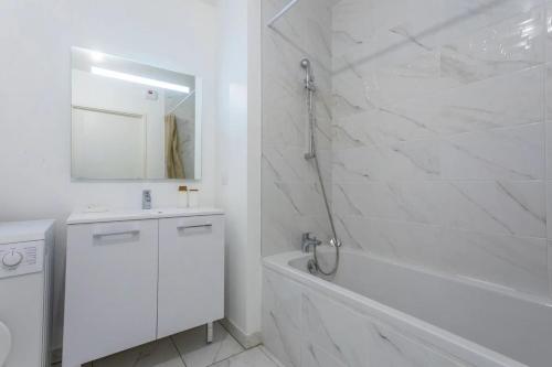 Ένα μπάνιο στο Modern apartment for 4 with private garden