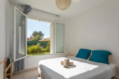 Ένα ή περισσότερα κρεβάτια σε δωμάτιο στο Modern apartment for 4 with private garden