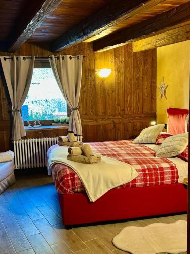 ein Schlafzimmer mit zwei Betten und einem Fenster in der Unterkunft Tsi nos La Salle appartamento con giardino e balcone in La Salle