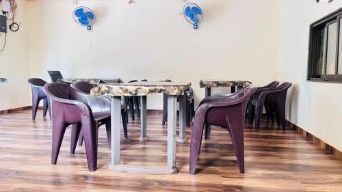 un gruppo di tavoli e sedie in una stanza di Samarth Beach Resort a Malwan