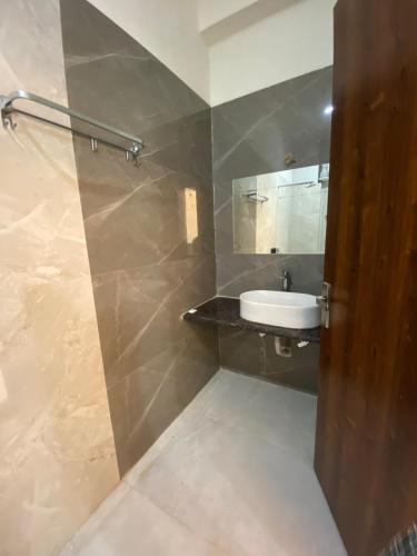 a bathroom with a sink and a mirror at Hotel Taj Silver Palace in Agra