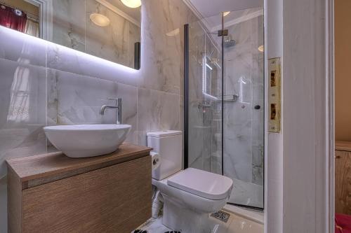 Theodoros Kolokotronis - Erato في نافبليو: حمام مع مرحاض ومغسلة ودش