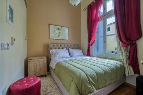 Theodoros Kolokotronis - Erato في نافبليو: غرفة نوم بها سرير ونافذة