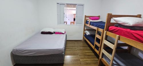 a room with two bunk beds and a mirror at Casa próximo ao lago - 1 in Boa Esperança
