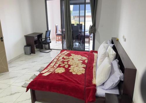 アシニにあるAKl RESIDENCEの赤い毛布付きのベッドが備わる客室です。