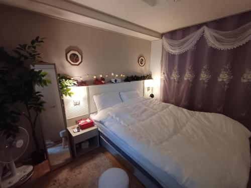 Postel nebo postele na pokoji v ubytování two room Cozy and Cool House Food alley