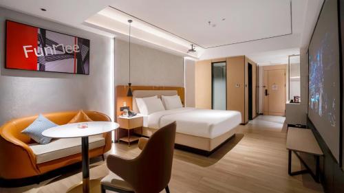 Una cama o camas en una habitación de Huanman Hotel Ningyuan Shundi Plaza Branch