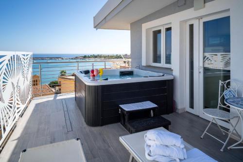 einen Whirlpool auf dem Balkon mit Meerblick in der Unterkunft Vista Mare Apartments in Giardini-Naxos
