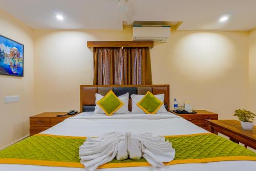 Giường trong phòng chung tại Hotel Ocean View, Rushikonda Beach