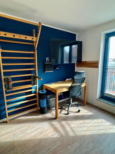 a room with a desk and a bunk bed with a desk at MEINpartments - Full service living Apartmenthouse in Wolfsburg