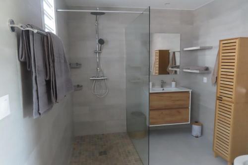 Ένα μπάνιο στο La Case Petite-Ile