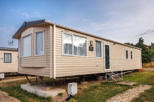 a mobile home is on display in a yard at Mercury Yacht Harbour and Holiday Park in Bursledon