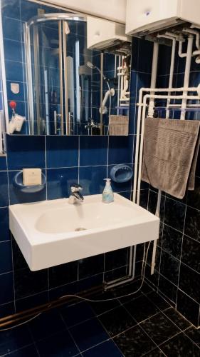 Sleep over at Ana's with shared bathroom