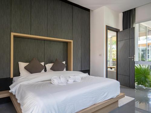 Giường trong phòng chung tại Peaceful 2br Villa Grand Park Shared Pool Gym