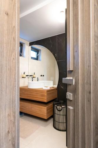 a bathroom with a large tub and a sink at Luxury Villa Positiva in Vir