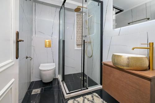 O baie la Theodoros Kolokotronis - Pandora