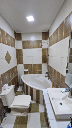 Ένα μπάνιο στο Big & Quiet Apartment